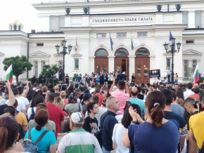 Хората посрещнаха новината за падането на правителството с викове: "Мафия" и "У-у-у".