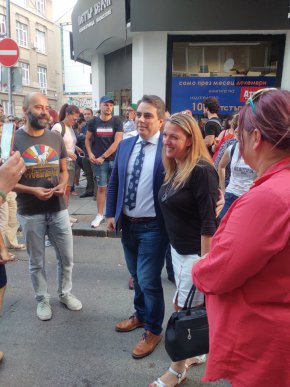 Министри и депутати от „Продължаваме промяната“, „Демократична България“ и „БСП за България“ се присъединиха към митинга
