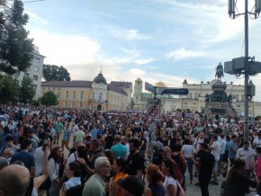 Хората посрещнаха новината за падането на правителството с викове: "Мафия" и "У-у-у".