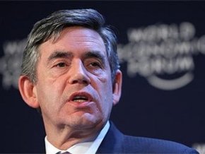 Британският премиер не спечели точки пред сънародниците си за професионалния си подход за решаване на финансовата криза, който в международен план бе оценен като образцов.