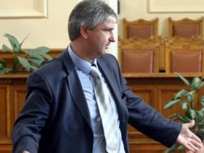 Депутатът от ГЕРБ Лъчезар Иванов ще се окаже подсъдим, след като в петък от парламентарната трибуна съзнателно завъртя в публичното пространство клевети. Той продължи намеците на Бойко Борисов от последните дни, че парите за отбелязване 100-годишнината на независимостта на България са харчени нерегламентирано. Според Иванов го е правила агенция ПР Медия (която отдавна се нарича “Актив груп”). 
