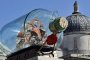 На Трафалгарския площад се появи кораб в бутилка