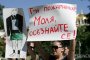 Студенти протестират с песни и картини срещу орязването на бюджета им