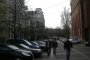 На вниманието на кмета: Скандал! Автомобили паркират насред Градската градина