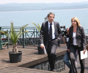 На съвместна пресконференция в местността Щъркелово гнездо край язовир Искър министърът на околната среда и водите Нона Караджова и министърът на регионалното развитие и благоустройството Росен Плевнелиев заявиха, че няма нито едно констатирано нарушение при проверките на язовирите в страната, което да води до влошаване на качеството на водите за питейно и битово водоснабдяване