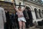 Шок! Пенсионер се надупчи с шило пред парламента