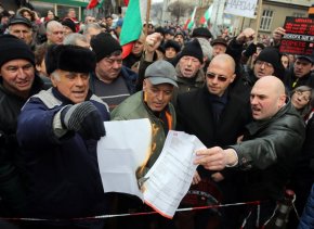 
Хиляди граждани излязоха на протест срещу високите сметки за електроенергия в 15 града. Протестът в София премина с шествие до площад Народно събрание където демонстрантите настояваха за национализация на електроразпределителните дружества и премахване на посредниците