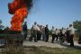 Полицай и баща му пребиха мъж заради запалени гуми