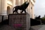 Лъвът пред Съдебната палата осъмна като клоун
