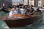 Клуни се кара сам с моторница във Венеция
