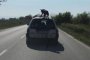 Спипаха шофьора със завързаното куче на покрива
