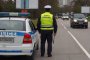 Cпират от движение шумни коли с тъмни стъкла