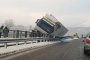   ТИР се заклещи на моста след Витиня