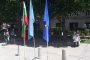  Кривопоставени знамена пред Гинкиното кафене