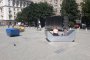    Само ромки и бездомни кучета оценяват намачканото австрийско тенеке на Св. Неделя