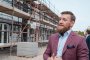   Конър строи къщи за бездомни