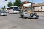 Голф се обърна по таван на кръстовище в София