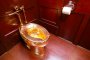  Откраднаха златната WC на Чърчил