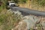 Смолян полага асфалт върху трева и чували с пясък
