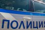 Полицаи разнасят дрога с патрулка
