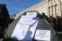 Медици нощуваха пред МС на палатки