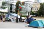 Силният вятър събори шатрите пред Ректората 