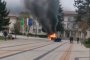 Мъж заля полицаи с бензин и опита да ги подпали (ВИДЕО)