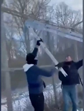  Група трафиканти показва как необезпокоявано може да се преодолее оградата между Турция и България