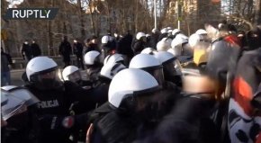  11 души са били задържани за нападение над полицаи, а 21 ще бъдат подведени под отговорност за "неподчинение на заповеди" 