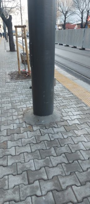Купчинки от бетон застопоряват стълбовете