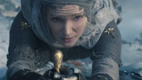 В трейлъра се вижда как младата Галадриел, изиграна от Морфид Кларк, се придържа към ледена скала