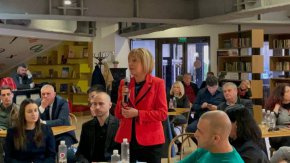  Дебати в търсене на решения за по-справедливо разпределение на бюджета, организиран от онлайн предаването „Политизирай това“.