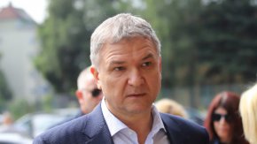По негови думи процесите у нас все още се направляват от "триумвирата Пеевски, Борисов и Гешев"