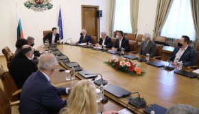 Поводът за срещата са исканията на синдикалните структури за по-големи бюджети