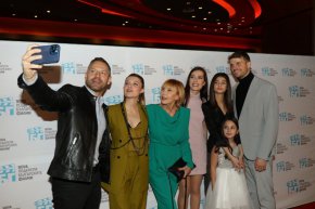 
Актьорският състав и творческият екип на най-новия български сериал „Лъжите в нас“ преминаха по червения килим
