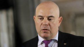 Любопитно е дали сега Йорданова ще се присъедини към искането на Стоилов