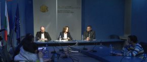 Заместник-министър Ирена Димитрова на извънреден брифинг в МВнР.
