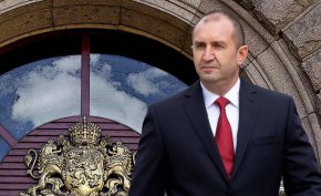 Вярвам, че тази криза ще ни избави от политическото дребнотемие и ще ни направи по-мъдри, солидарни и сплотени като общество, заяви президентът