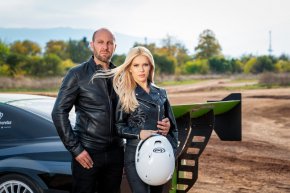 
Нели Петкова кара с пълна газ състезателни автомобили във видеото към новия ѝ сингъл  „Ain't Thiking 'Bout You“
