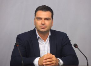 
По думите му е изключително тревожно и неправилно правителството с лека ръка да освобождава свой министър - български патриот и уважаван генерал