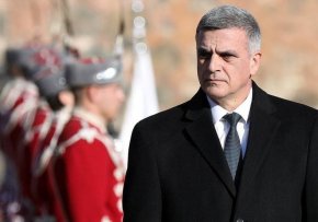 Янев остана без подкрепата на БСП и ИНТ, които иначе твърдяха, че са против оставката му.