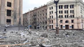 Снаряд с форма на ракета предизвиква мощна експлозия