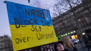 Преведи
Протестиращ призовава НАТО да наложи забранена за полети зона над Украйна по време на демонстрация в Париж, Франция, 26 февруари 2022 г.