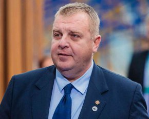 
 Военната групировка на украинците при границата между Донбас и Луганск все още е на място и задържа настъплението напред, твърди Каракачанов