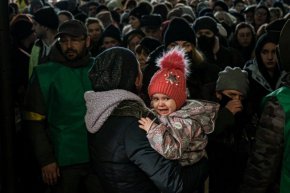 Напрежение, докато стюардите се опитваха да задържат тълпите, които искаха да стигнат до влаковете
