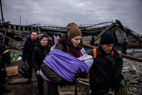 Артилерийски и въздушни удари са нанесли сериозни щети в района на Ирпин, малък град, който се намира само на 20 км северозападно от Киев, като при едно от нападенията жилищна сграда е почти напълно разрушена