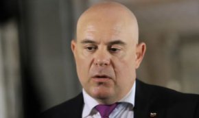 Висшият съдебен съвет (ВСС) единодушно прие да отложи разглеждането на искането за отстраняване на главния прокурор Иван Гешев до приемане на процедурни правила