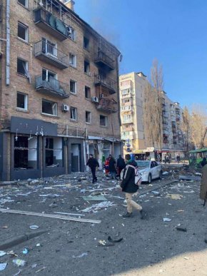 Днес ще обсъдим и, според мен, ще забраним вноса на стомана и алуминий от Русия", каза Бон