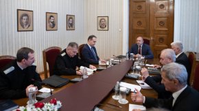 Президентът Румен Радев обсъди на работна среща с министъра на отбраната Драгомир Заков, шефа на отбраната адм. Емил Ефтимов и командира на ВВС ген.-майор Димитър Петров