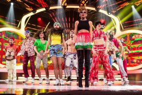  След изпълнението й с характерната хореографията на Rude Boy, Фънки стана от мястото си и лично целуна ръка на певицата